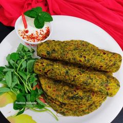 Methi thepla A picture of Methi thepla.