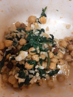 Una foto de Garbanzos con queso feta, espinacas, pasas y arroz