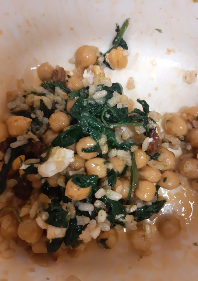 Una foto de Garbanzos con queso feta, espinacas, pasas y arroz