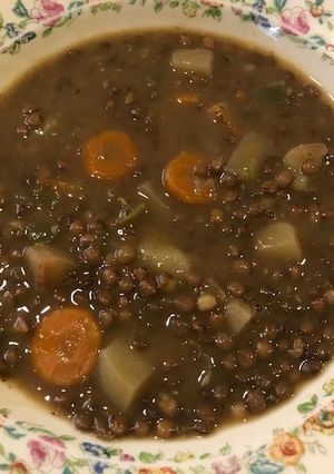 Una foto de LENTEJAS CON PAPAS, ZANAHORIAS Y PIMIENTO VERDE