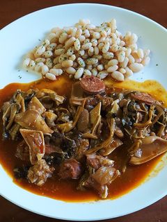Una foto de Oreja en salsa con rebozuelos y fesols de Santa Pau