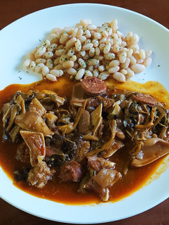 Una foto de Oreja en salsa con rebozuelos y fesols de Santa Pau