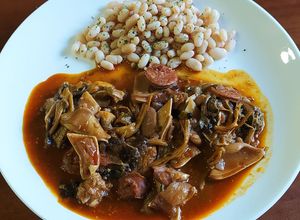 Foto principal de Oreja en salsa con rebozuelos y fesols de Santa Pau