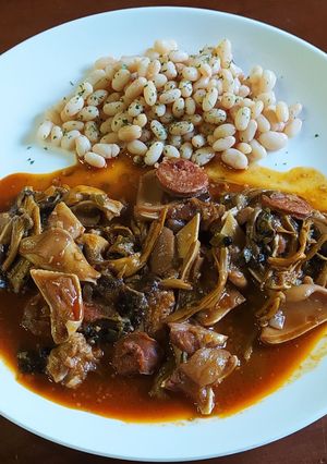 Una foto de Oreja en salsa con rebozuelos y fesols de Santa Pau