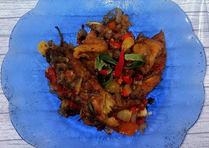 Ayam goreng tumis bawang merah pedess