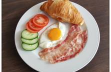 Bữa sáng 5 phút đơn giản với trứng và Croissant???