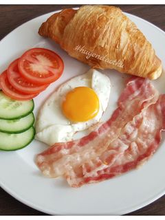 Hình của món Bữa sáng 5 phút đơn giản với trứng và Croissant🥐🥓🍳.