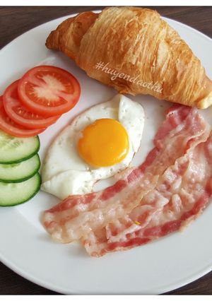 Hình của món Bữa sáng 5 phút đơn giản với trứng và Croissant🥐🥓🍳.
