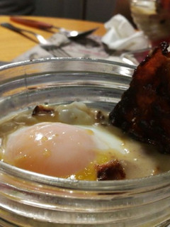 Una foto de Huevo a baja temperatura con salsa de boletus, foie y bacon crunx