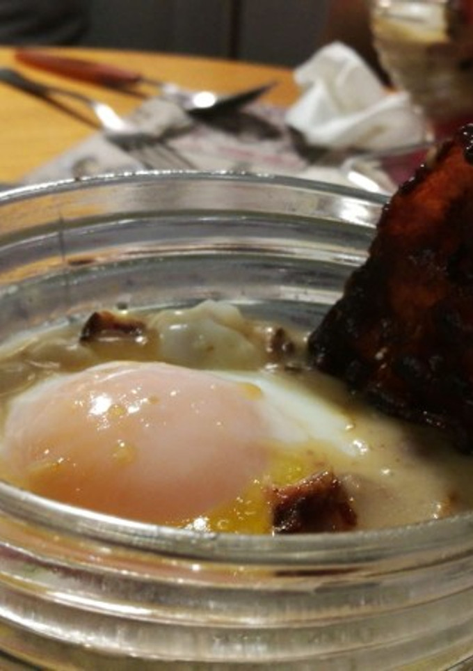 Una foto de Huevo a baja temperatura con salsa de boletus, foie y bacon crunx