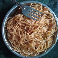 A picture of Onion tomato chowmin.
