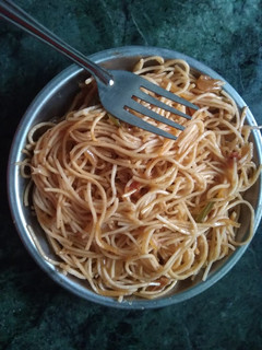 A picture of Onion tomato chowmin.