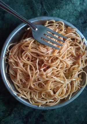 A picture of Onion tomato chowmin.