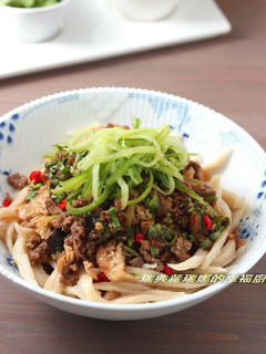 新書搶先看~紅油肉燥剪刀麵 的食譜成品照片