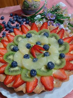 Foto di Crostata di frutta con farina di riso e crema pasticcera al liquore Strega