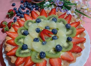 Foto di Crostata di frutta con farina di riso e crema pasticcera al liquore Strega