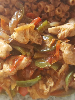 Una foto de Pollo salteado