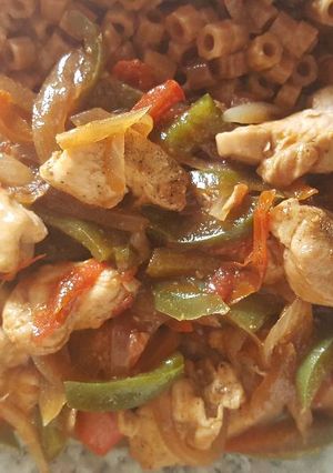 Una foto de Pollo salteado