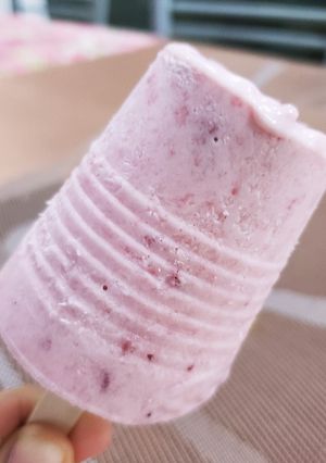 Una foto de Heladitos de yogurt y fresas con lo que tenía en la nevera