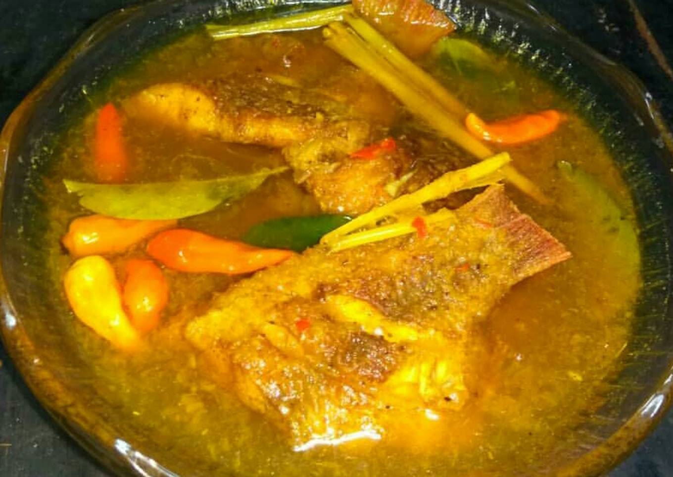 Ikan goreng dengan sayur asam