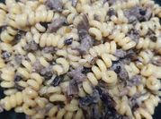 Una foto di fusilli con salsiccia