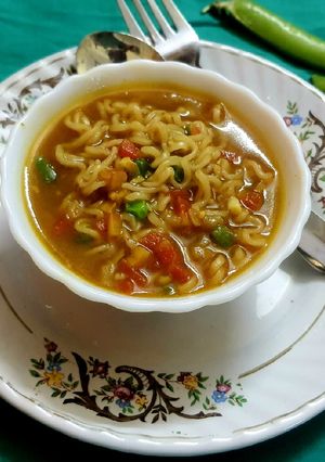 ভেজ স্যুপি নুডলস(Veg soupy noodles recipe in bengali) রেসিপির প্রধান ছবি