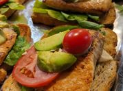 Una foto de salmon y tomates cherry
