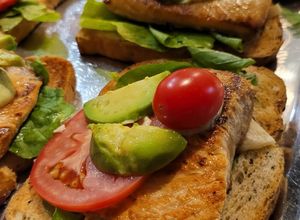 Una foto de Tostón de salmón y palta