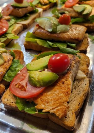 Una foto de Tostón de salmón y palta