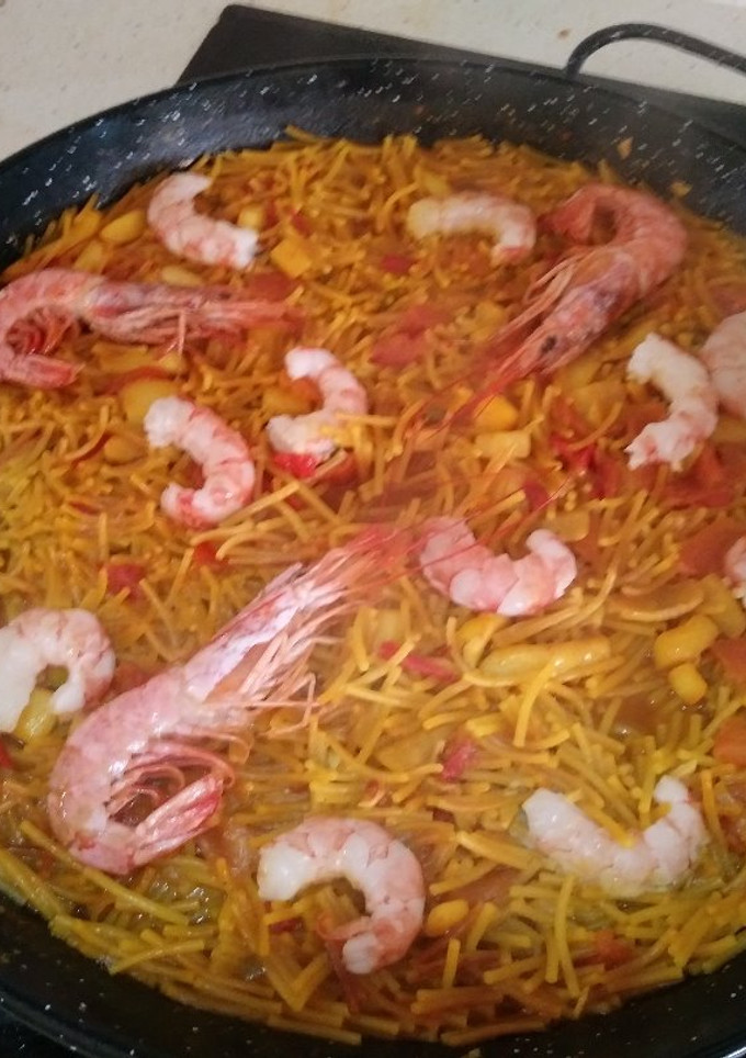 Una foto de Fideuá de marisco