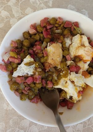Una foto de Guisantes con Taquitos de Jamón y Huevo Frito
