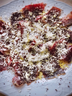 Una foto de Cecina de León con queso curado y chocolate negro