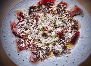 Una foto de Cecina de León con queso curado y chocolate negro