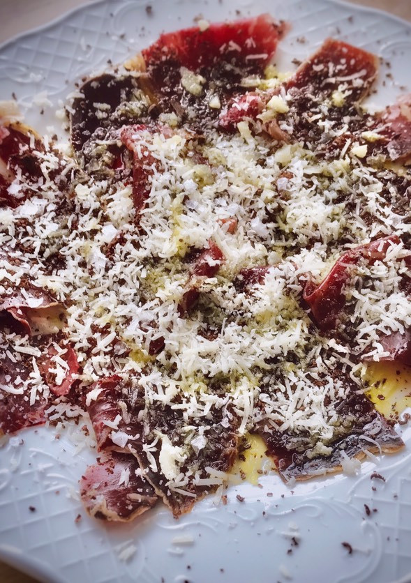 Una foto de Cecina de León con queso curado y chocolate negro