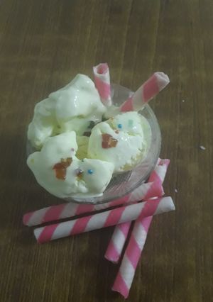 A picture of Pineapple icecream.