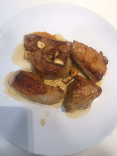 Una foto de Secreto de cerdo ibérico al horno con refrito de ajos