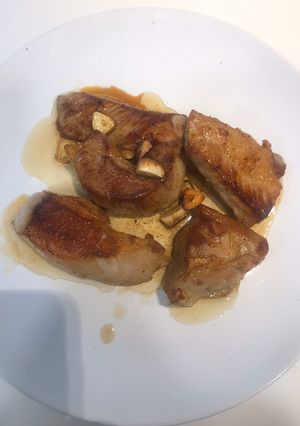 Foto principal de Secreto de cerdo ibérico al horno con refrito de ajos