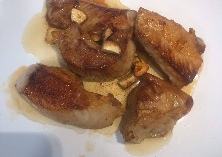 Secreto de cerdo ibérico al horno con refrito de ajos