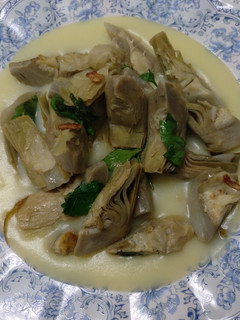 Una foto de Alcachofas salteadas con puré de puerro