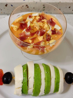 Una foto de Salmorejo y pincho de mozzarella con aguacate
