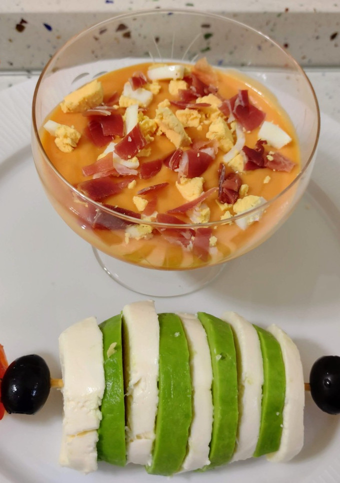 Una foto de Salmorejo y pincho de mozzarella con aguacate