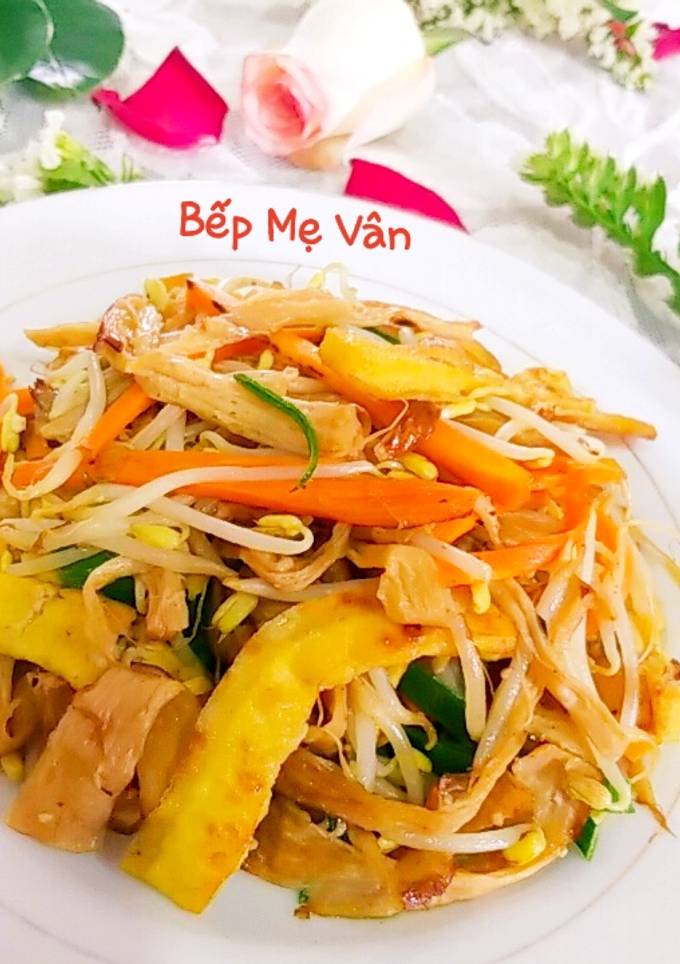 Hình của món Sườn chay,đậu hủ chiên,xào giá và cà rốt.