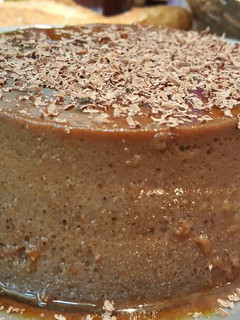 Una foto de Flan de chocolate, caramelo y almendras