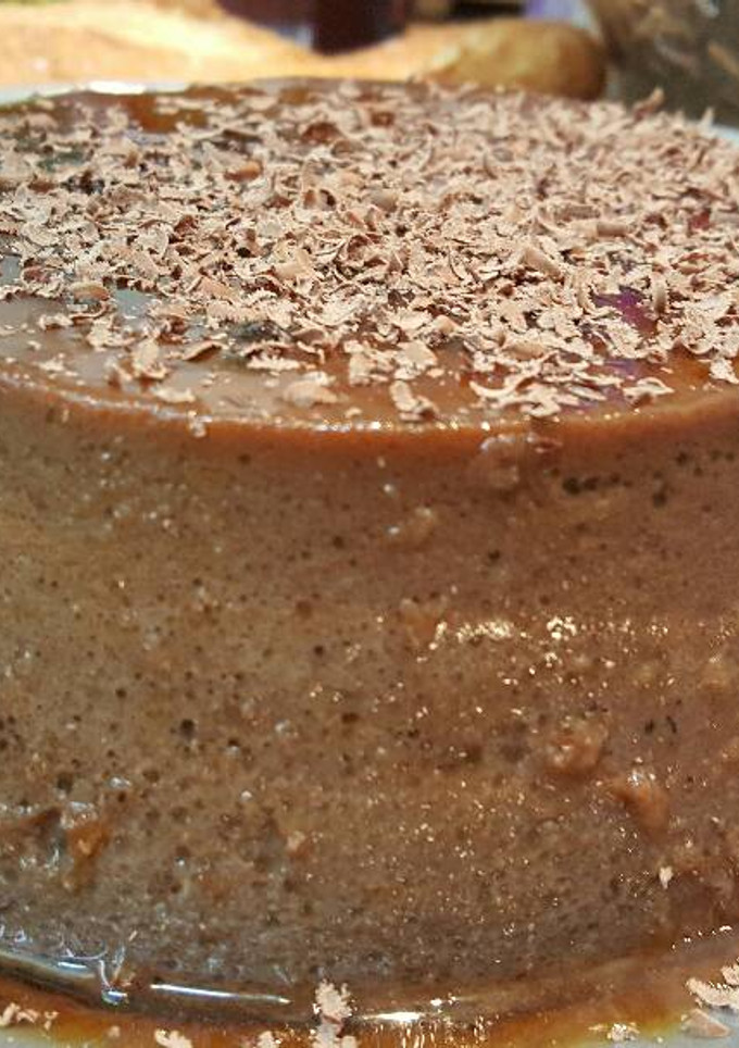 Una foto de Flan de chocolate, caramelo y almendras