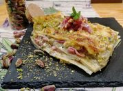 Una foto di lasagne al pesto