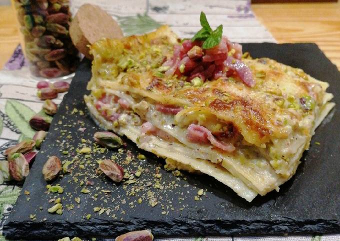 Lasagna con pancetta, mozzarella e pesto di pistacchi