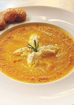 Foto di Vellutata di zucca con amaretti e ricotta di capra