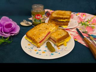 ساندویچ تخم مرغ و سالامی