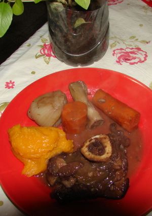 Una foto de Osobucco (Caracú) al malbec