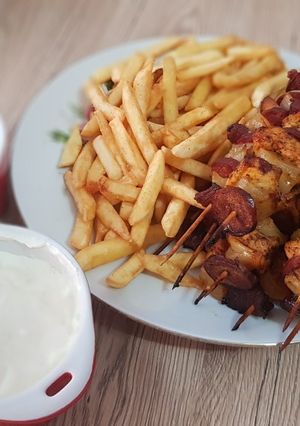 Csirkenyárs fűszeres hasábbal, kétféle mártogatóssal recept fotója
